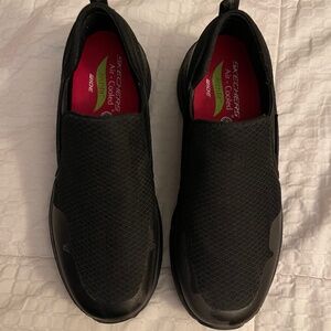 Never worn - New - Men's Skechers Air Cooled - Arch Fit WIDE Size 9